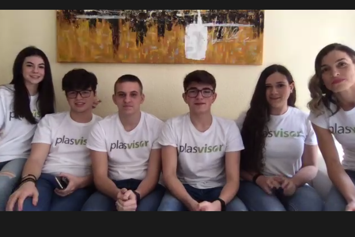 Educaixa's tweet photo. La contaminación por plástico es un serio problema #medioambiental. Los alumnos del colegio @mercedariasgr de #Granada presentan al jurado su proyecto Plasvisor, un sistema para informar a la población de la calidad del envasado del plástico. https://t.co/vRsn557LNE