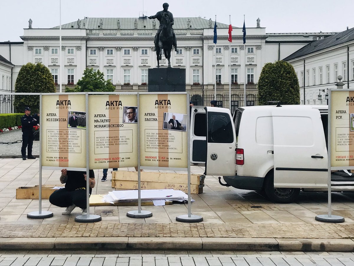 patrykmichalski's tweet image. Przed Pałacem Prezydenckim powstaje instalacja „akta afer PiS”. Na miejscu jest policja. Nie ma informacji z jakich środków sfinansowano te plakaty. @RMF24pl