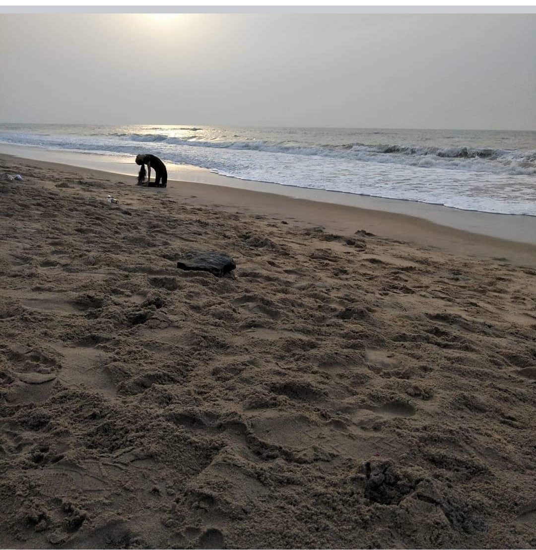 Ustrasana (Sanskrit: 
The name comes from the Sanskrit words उष्ट्रासन Uṣṭra, "camel",[2] and आसन, Āsana meaning "posture" or "seat".
#yogalife #beachyoga #flexible
#yogaworld #yogafun #yogagirl #energyyoga #myyogaday