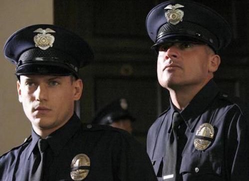scofielddpb's tweet photo. tweet di apprezzamento per Michael Scofield e Lincoln Burrows vestiti da poliziotti🥰
#PrisonBreak https://t.co/tBLrDXmQDF