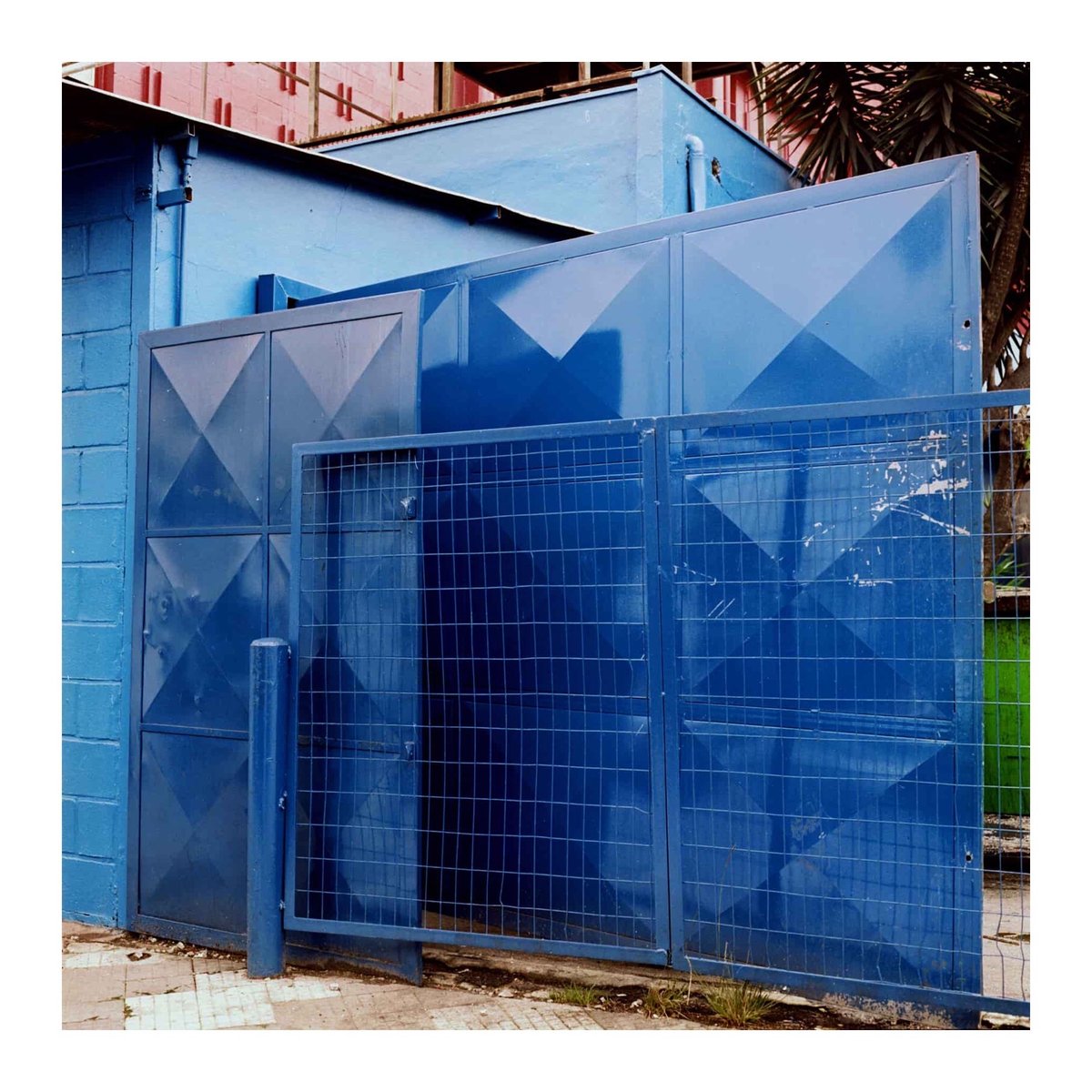 Sári Ember's artworks address questions about the nature of representation. This piece is part of our new selection ARTchitecture.

A debate as long as time: is architecture a form of art? Our answer is clear, and yours?🏛

📷 'Gate I (Mormaco)' by #SariEmber