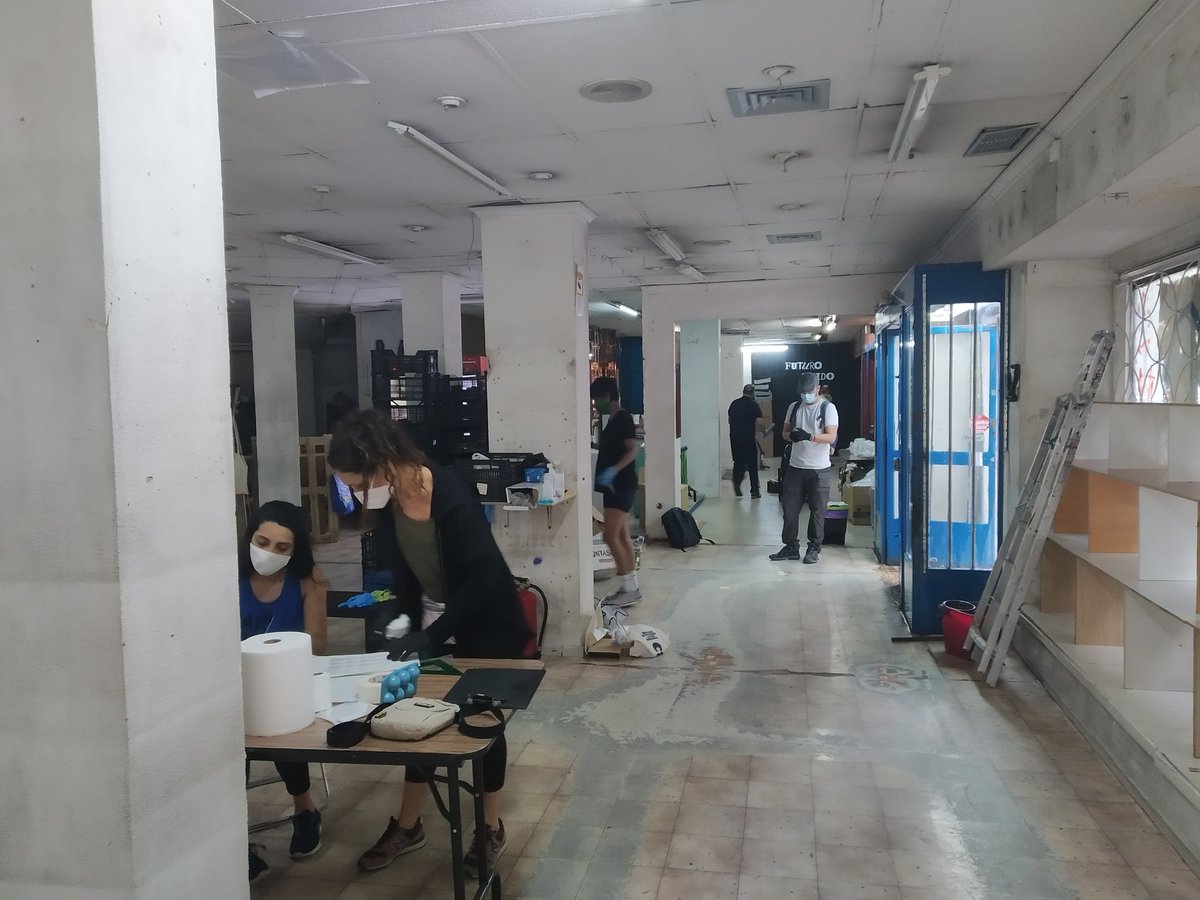 PlazaSolidaria's tweet photo. Ya estamos a pleno pulmón en la calle Argumosa 24, en el nuevo local cedido por un particular.

@PlazaSolidaria y @plataforlacuba ayudando a sus vecinas y vecinos con la despensa solidaria de #Lavapiés. 

#plazasolidaria #LaCuba #voluntariosdetirso https://t.co/pexHgSsHsa