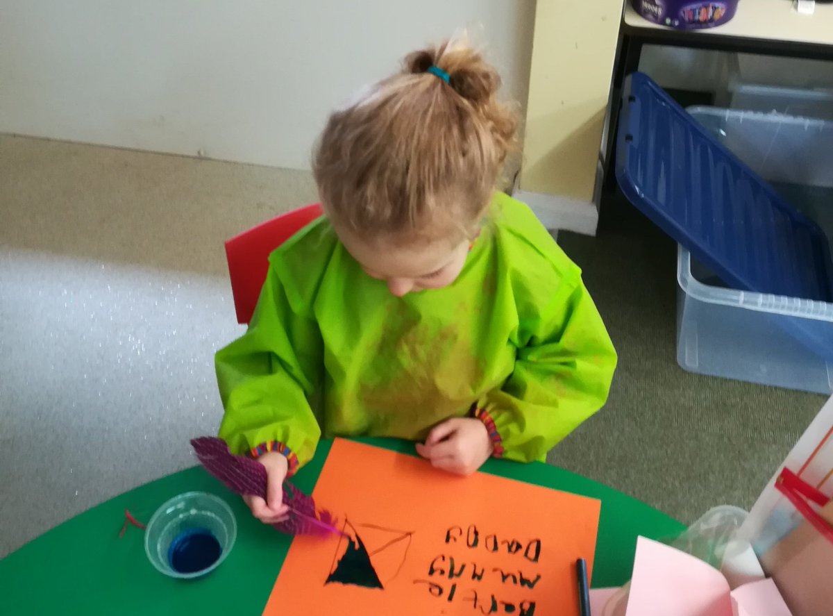 SibfordEYFS's tweet photo. We have had a very feathery morning. I was so impressed with how well the kids wrote with feathers. #feathers #quills #creative #imaginative #BeYouBeSibford #WednesdayMotivation #BeautifulBananas #SibfordEYFS https://t.co/uuLNzVd8T4