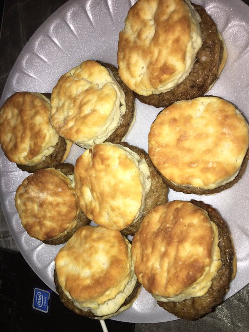 What I&rsquo;m doing during the lockdown, gettin fat lol I put 30lbs on but I&rsquo;minto feeder and eaters haha<a href="/tag/300lbs"class="tags"><span>#300lbs</span></a>