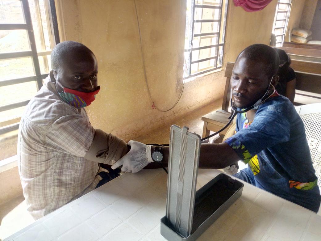 10kmaskplateau's tweet photo. #10kmaskplateau with MIDpoint Nigeria Jos South outreach on #COVID__19 we have reached out to 50 families. With facemasks, sanitizer, food items, medical test and medication and Covid 19 awareness. Thank you for your support. @PLS_MOH @oluwadaser @WHONigeria @UNICEF @sblalong https://t.co/wdd34hzi1i