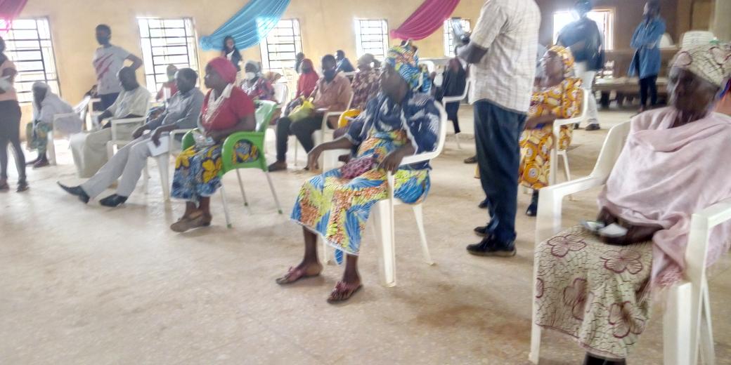 10kmaskplateau's tweet photo. #10kmaskplateau with MIDpoint Nigeria Jos South outreach on #COVID__19 we have reached out to 50 families. With facemasks, sanitizer, food items, medical test and medication and Covid 19 awareness. Thank you for your support. @PLS_MOH @oluwadaser @WHONigeria @UNICEF @sblalong https://t.co/wdd34hzi1i