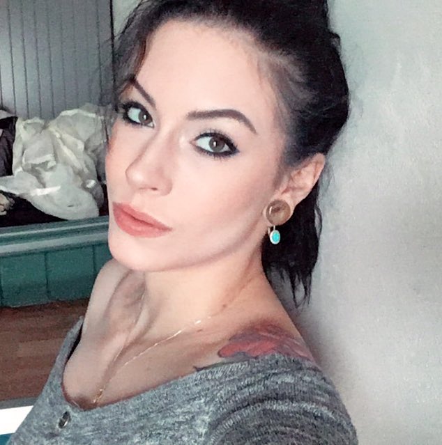 The best days are when I get to do my own makeup. ☺️ https://t.co/5q7gHOHPU1