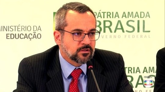 g1's tweet image. Bolsonaro edita medida provisória que permite a Weintraub escolher reitores de universidades federais durante a pandemia glo.bo/2YrwKXo #G1