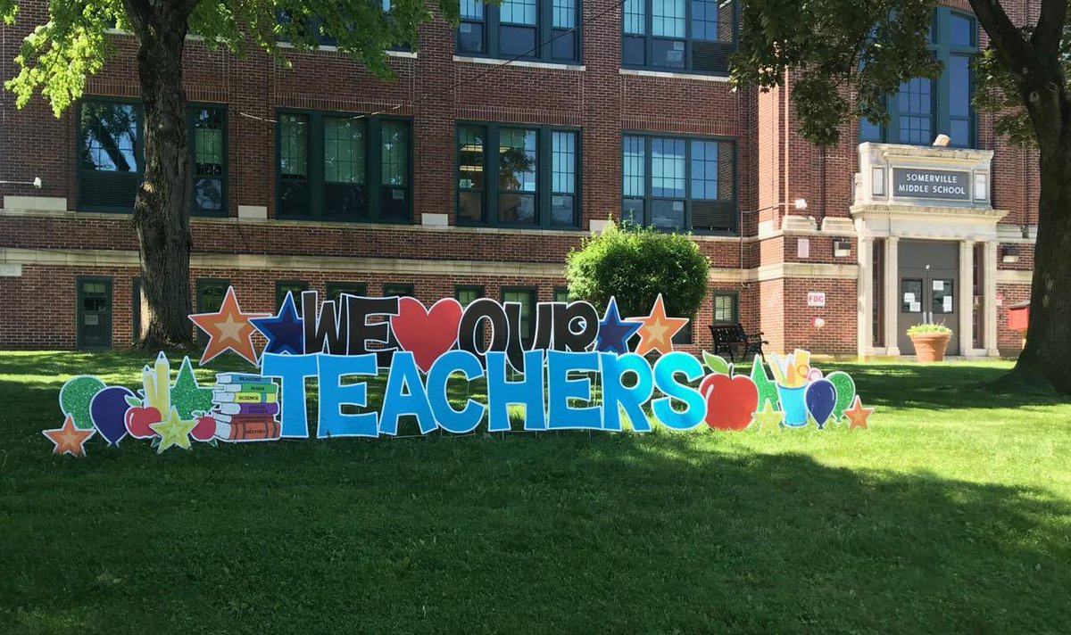 We ❤️ our teachers. Thank you for all you do! #allin4theville <a href="/VDVpal/">Rob Reavey</a> <a href="/principal_sms/">Anthony Benjamin</a> @Ville_Sup