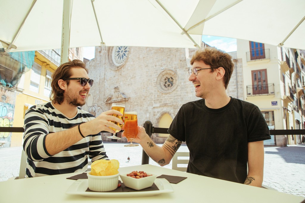 Valenciaturismo's tweet photo. ¿Sabías que en #València se produce alrededor del 10% de la cerveza artesana de España?
No esperes más, ya toca una bien fresquita 🍺
#PonteEnModoValència #ModoValènciaON

https://t.co/MfteQyfo6m https://t.co/HHYSWGfHGY