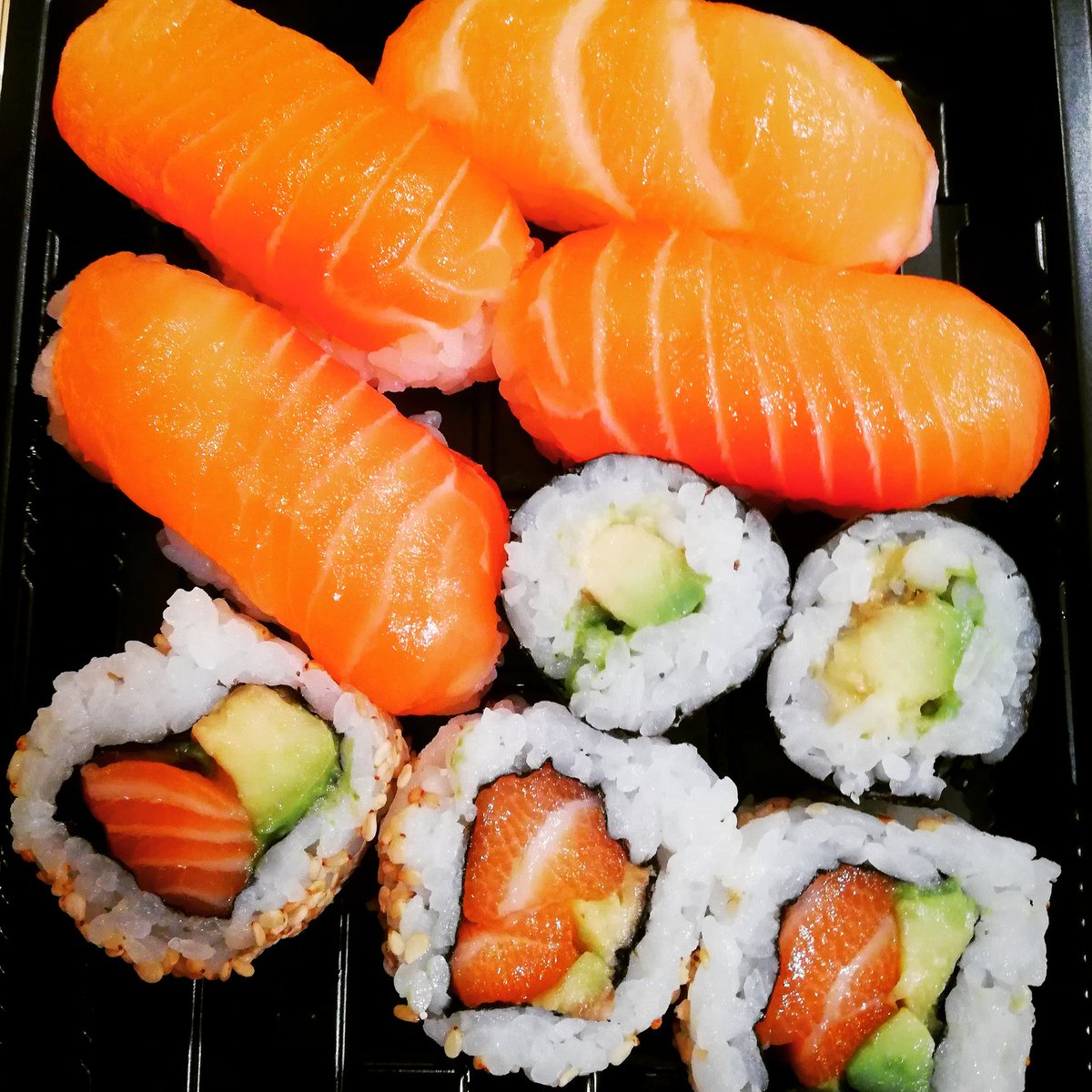 leanwithcorinne's tweet photo. A tasty healthy snack of my favourite sushi 🍣 #sushirice #sushi #maki #Japanese #salmon #nigiri #beleanwithcorinne
https://t.co/3avPchuvKM https://t.co/8LFanvSimc