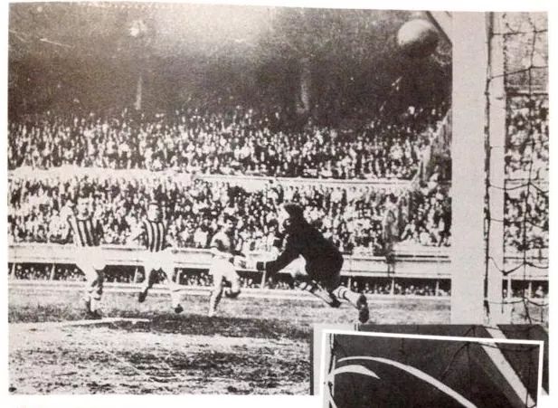 10 Haziran 1959. Mithatpaşa'da oynanan F.Bahçe derbisinde, Taçsız Kral Metin Oktay ağları deldi.💛❤️