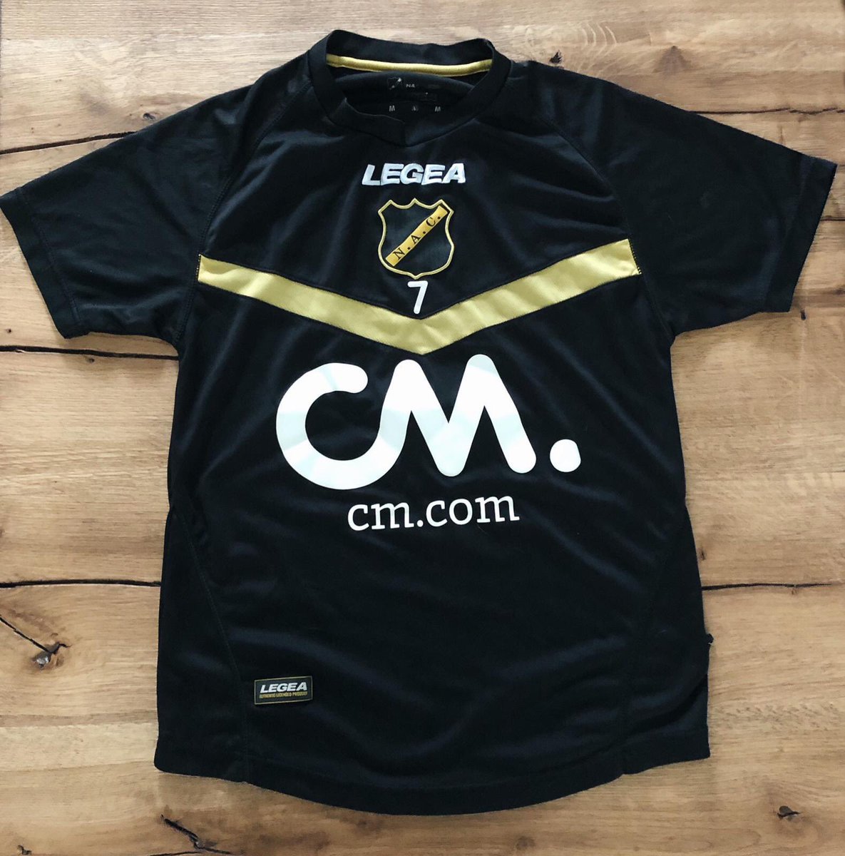 Het 4️⃣e elftal van <a href="/RKVV_Dommelen/">RKVV_Dommelen</a> zamelt geld in voor <a href="/FMIH17/">Football Makes It Happen</a>, voor kinderen met een lichamelijke of geestelijke beperking, met een ernstige ziekte of die juist herstellend zijn.

Onder meer een veiling via ➡️ facebook.com/pg/dommelen4

Bied nu mee op een trainingsshirt van <a href="/NACnl/">NAC Breda 💛🖤</a>!