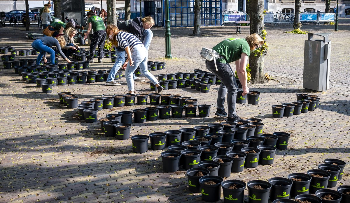 Kies nú voor de #klimaateconomie! Met die boodschap staan wij vandaag voor de Tweede Kamer in Den Haag. Want het is tijd voor een economie die mensen en klimaat voorop stelt: milieudefensie.nl/actueel/samen-…