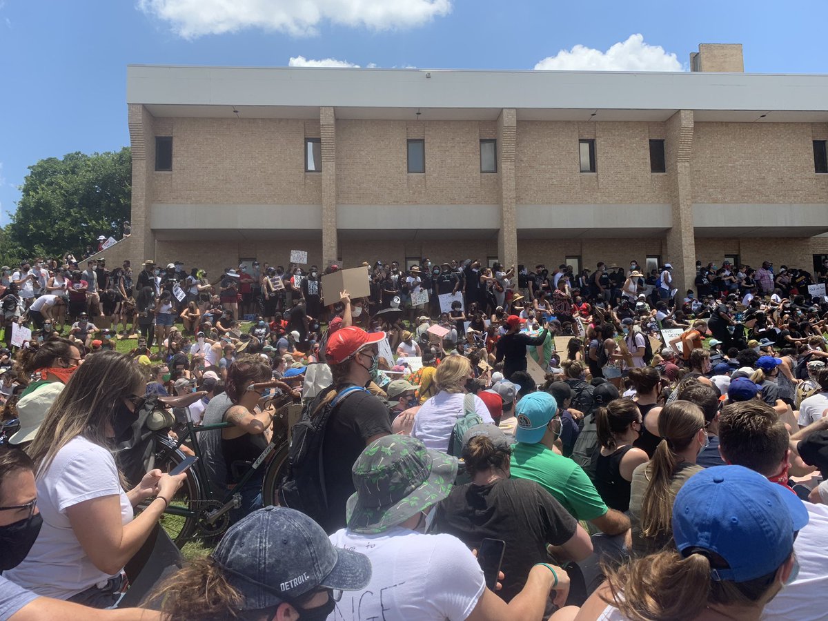 shawnlsn's tweet photo. Scenes from #BlakeLivesMatter rally, Austin TX, 6.7.20. Huston-Tillotson University. #BLM #RIPGeorgeFloyd #RIPMikeRamos #EndPoliceBrutality https://t.co/bbcrXY8NvO