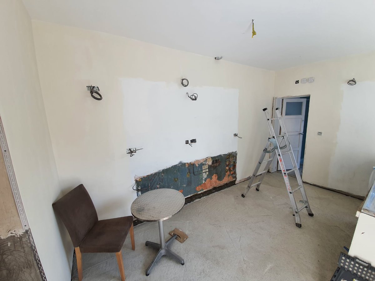 thecommsguide's tweet image. Yay, our DIY-tastic project house finally has a painted backdrop I can use for #Zoom calls - no more green-screen disappearing act or bright white teeth :) Great to test this out yesterday whilst being interviewed on brand and more by the lovely @onelinestudio #VideoMarketing