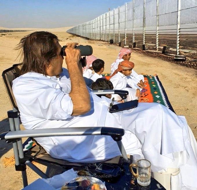 turki111_'s tweet photo. #حمد_بن_خليفه

خلك محلك داخل الشبك محجور
          ودربل عسى عينك تشوف المهونه..

من خالط الضلع ومن خالط العور
                يجيـه حجـرٍ مثل حجـر الكرونه..

#تركي_الحرقان https://t.co/yy8uEbbH6A
