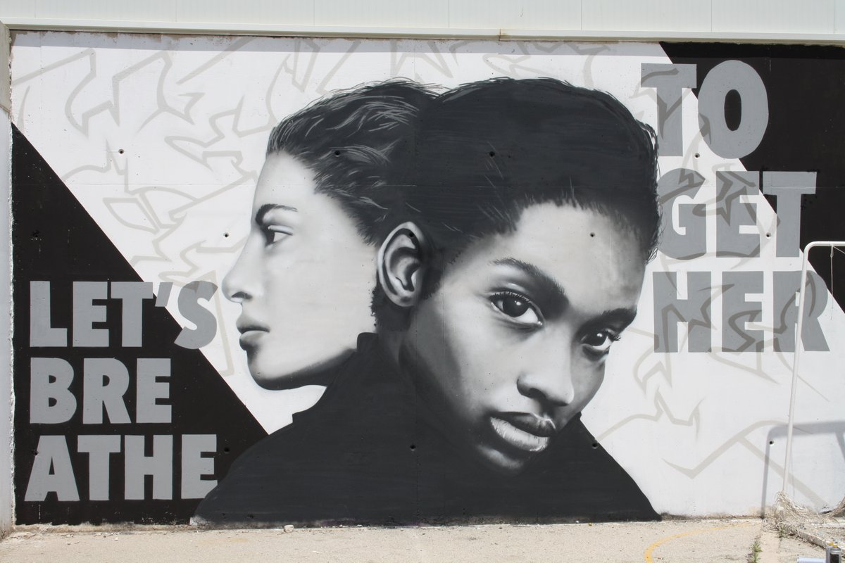 Amado y su gente siguen llenando nuestro centro de imágenes sugerentes... En este caso, con un mural alegórico contra el racismo y una simpática estudiante.
¡Gracias!
¡Respiremos juntos!