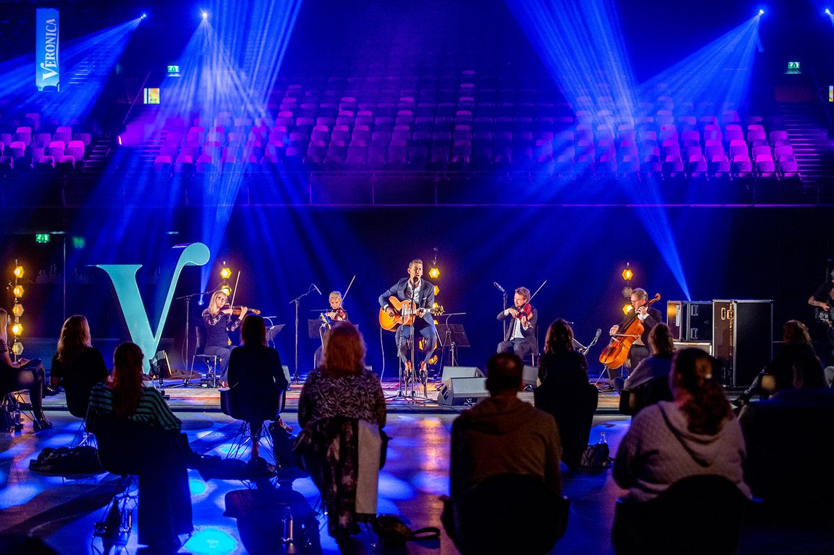 ZiggoDome's tweet image. De laatste uitzending van de '30 Fans Only Concerts is alweer aangebroken! Vanavond om 21:00 uur hoor je op @radioveronica de muzikale klanken van @dannyveramusic 🎶 Danny heeft alle gelukkige aanwezigen kippenvel bezorgd🙌 Zorg dat je dit niet mist!
📸 @DammanPhoto