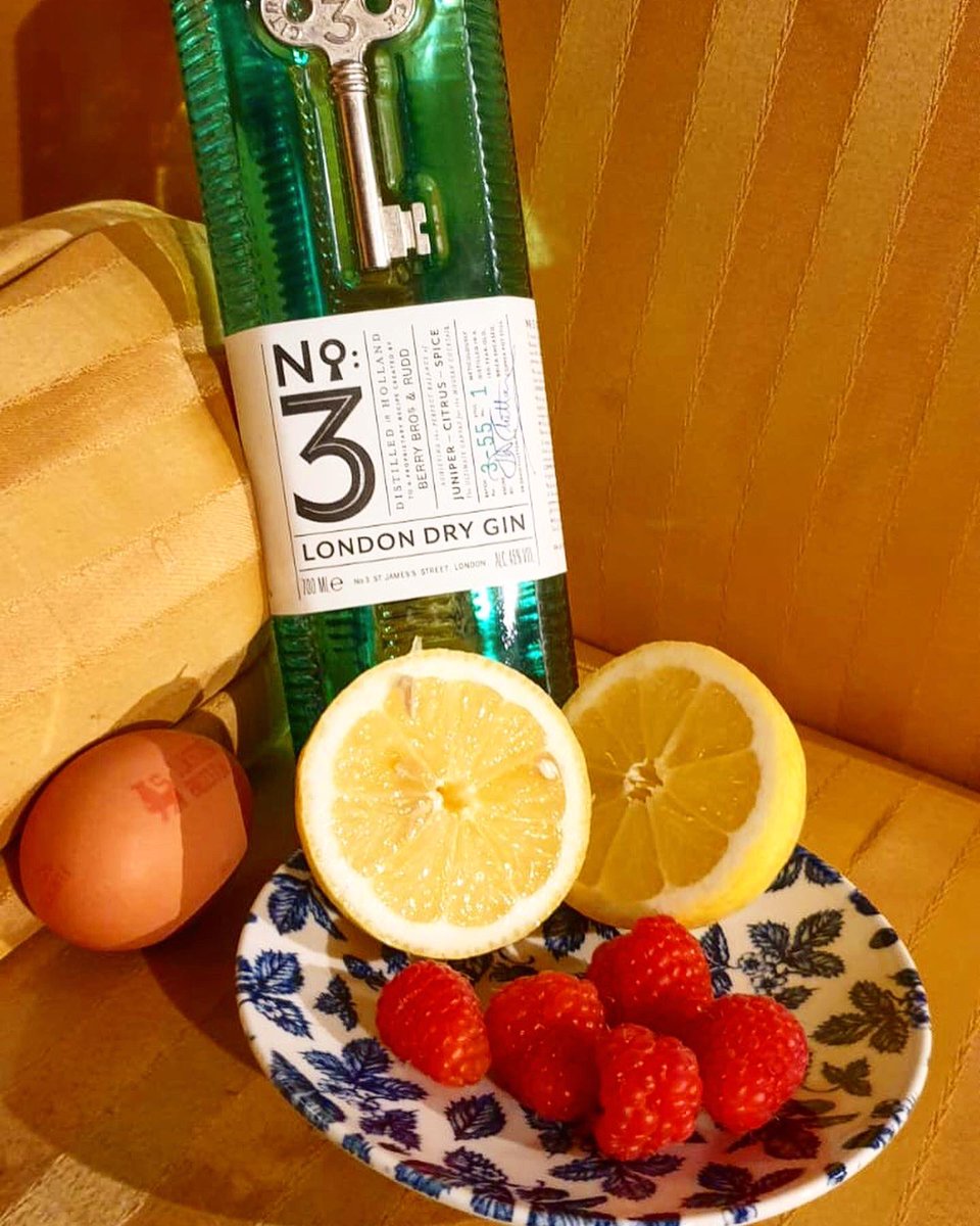 🌷Pretty-in-Pink 🌷

The Clover Club is a pre-prohibition pearl in the cocktail world

Just remember to shake with gusto to ensure you get the smoothest, foamy top

In prep for tonight, gather:

50ml Gin (we’re using <a href="/No3Gin/">No.3 Gin</a>)
20ml Lemon Juice
10ml Sugar Syrup
1 Egg
6 Raspberries