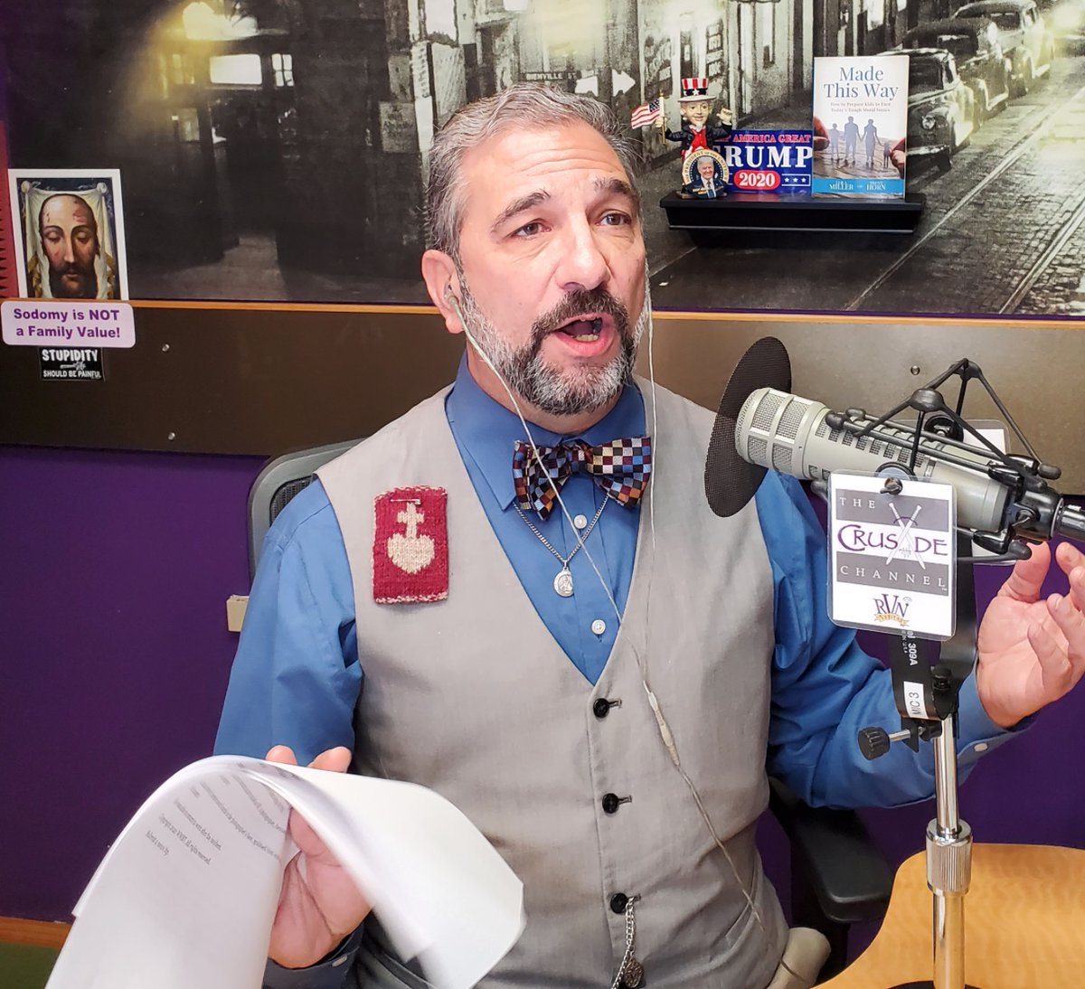 VeritasRadioNet's tweet photo. The Mike Church Show is LIVE w/ host @TheKingDude Today's Topics: #Antifa has taken over a section of Seattle, residents call for immediate resignation of @MayorJenny, @NYPDnews as cops begin to push back, Dr. Fauci just won't give up the lie of #COVID &amp; much more! https://t.co/atG35xk0Gx