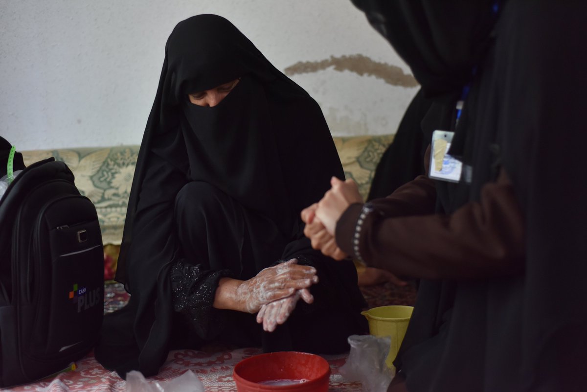 UNICEF_Yemen's tweet photo. In response to the spread of #COVID19 in #Yemen, the #Cash_Plus program spreads messaging on hygiene and prevention practices through the community. Around 8,000 households are targeted in a campaign in #AmanatAlAsimah and #Sanaa governorate.
#ForEveryChild, health https://t.co/AEheb8AADP
