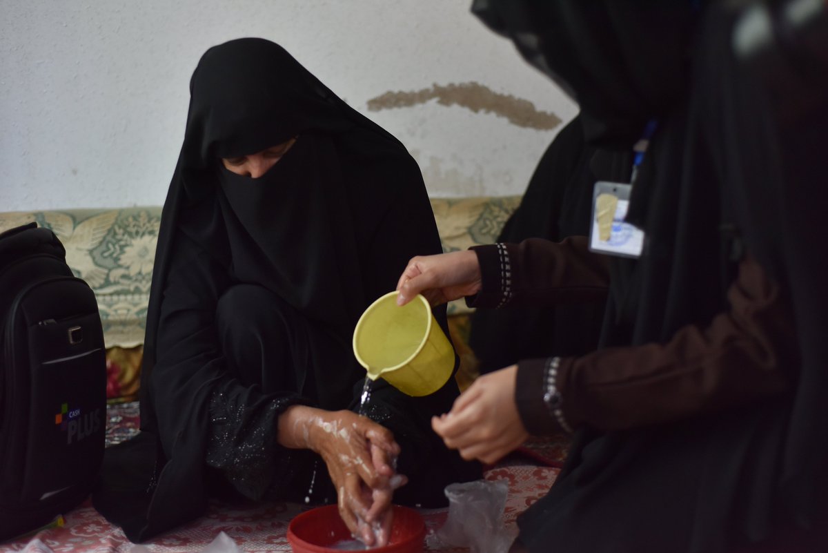 UNICEF_Yemen's tweet photo. In response to the spread of #COVID19 in #Yemen, the #Cash_Plus program spreads messaging on hygiene and prevention practices through the community. Around 8,000 households are targeted in a campaign in #AmanatAlAsimah and #Sanaa governorate.
#ForEveryChild, health https://t.co/AEheb8AADP