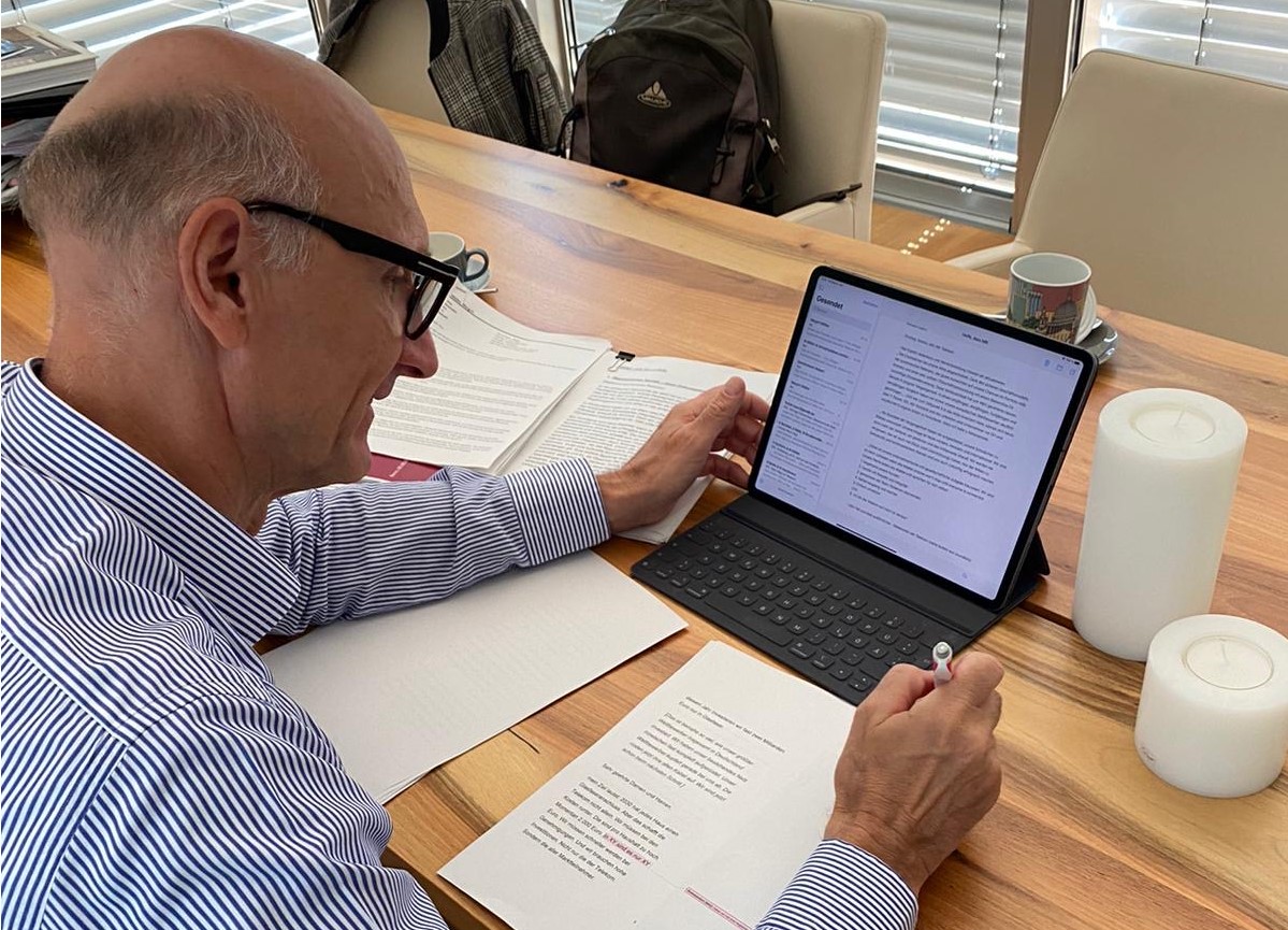 deutschetelekom's tweet photo. Achtung Spoiler! 🕵️ Noch 9 Tage bis zur diesjährigen (digitalen) #Hauptversammlung der #Telekom. Unser CEO Tim Höttges bereitet sich schon intensiv auf seine Rede vor! 🤓 Apropos: Ihr könnt die HV am 19.6.2020 auf https://t.co/7UzMDJr5fr live verfolgen! https://t.co/EGXN4ZxcOM