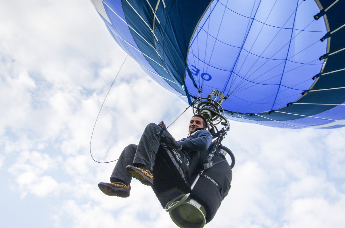 Icom_UK's tweet image. We recently received some great photos from Steve Roake, Editor of Cloudhopper News including this fabulous one from Bernhard Pferscher.  You can find out more about the sport/hobby of Cloudhopping and our involvement here:  icomuk.co.uk/Icom-Radio-Cho… 
#cloudhopper #airband #icom