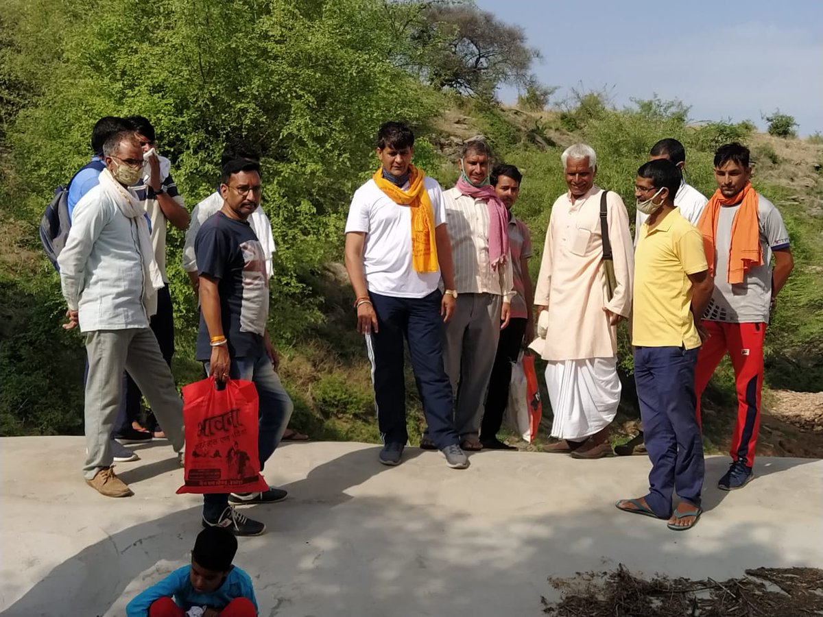 ramlalsharmabjp's tweet photo. सामोदपर्वतप्रवास।
इस यात्रा मे जनसहयोग से बने तालाब का निरिक्षण भी किया। ये कार्य अपने आप मे एक सकारात्मकता परोपकारी कार्य है। गायत्री परिवार सदेव से जनसेवा के कार्य और उनकी प्रेरणा का कार्य करता है।।
आज #GYKS की और से गायत्री परिवार को 50हजार की आर्थिक सहयता का चेक भी दिया https://t.co/I9CbD3TTch
