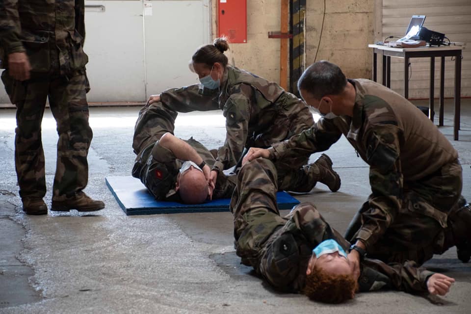 armeedeTerre's tweet photo. #PrépaOps ⛑️ Pack vital : ensemble de savoir-faire obligatoires à acquérir pour tout soldat engagé en #Opex. Au programme du jour pour la #1DIV : instruction au secourisme de combat de niveau 1 #ISC1.
Objectif : assurer les 1ers gestes avant l’arrivée des équipes de secours ✅ https://t.co/vHB7nwikSH