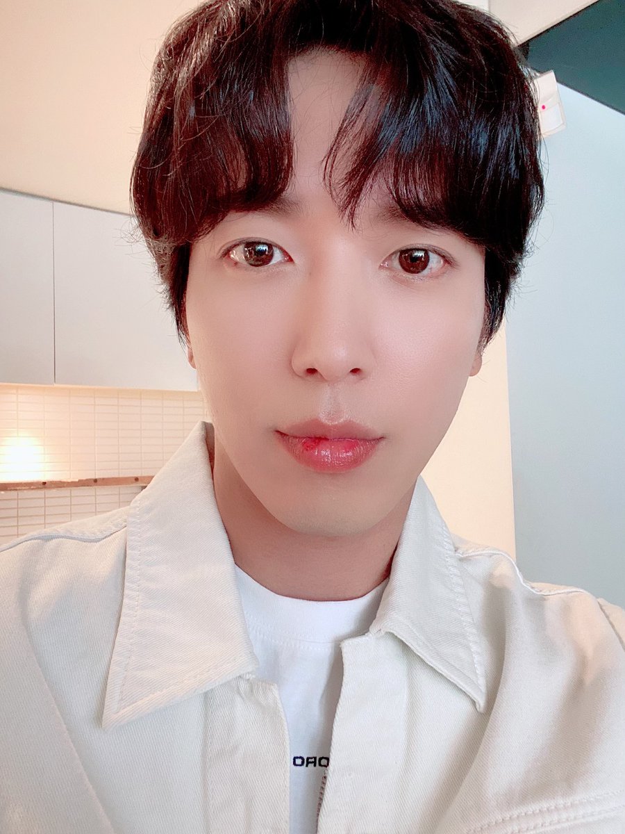 CN_FANCLUB's tweet photo. [#트롯신이떴다] 잠시 후 오후 10시, 대한민국 최고의 트로트 신들이 ‘트로트 세계 무대’에 도전하는 SBS <트롯신이 떴다>에 정용화가 함께합니다! BOICE 여러분의 많은 시청 부탁드립니다💕

#CNBLUE #씨엔블루 #정용화 #JUNGYONGHWA https://t.co/u76bI2uMLp