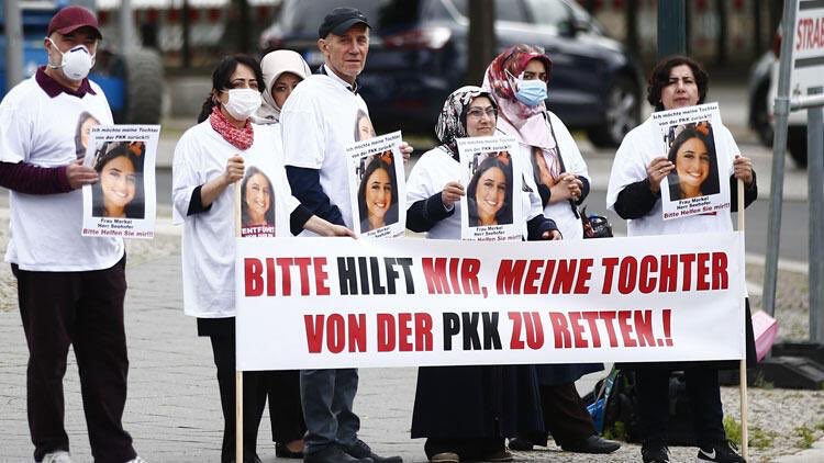 u_i_dwomenhq's tweet photo. Terör örgütü #PKK tarafından kızı kaçırılan Maide T, Angela Merkel'in başkanlığında düzenlenen Bakanlar Kurulu toplantısının yapıldığı sırada Başbakanlığın önünde eylem yaptı. Berlin kadın kollarımız annemizi yanlız bırakmadı. @U_I_D @asut_ayse #DiyarbakırAnneleri @humeyra73 https://t.co/1UoSBFnzFw