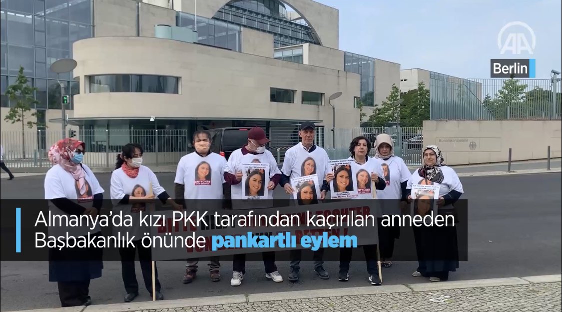 u_i_dwomenhq's tweet photo. Terör örgütü #PKK tarafından kızı kaçırılan Maide T, Angela Merkel'in başkanlığında düzenlenen Bakanlar Kurulu toplantısının yapıldığı sırada Başbakanlığın önünde eylem yaptı. Berlin kadın kollarımız annemizi yanlız bırakmadı. @U_I_D @asut_ayse #DiyarbakırAnneleri @humeyra73 https://t.co/1UoSBFnzFw