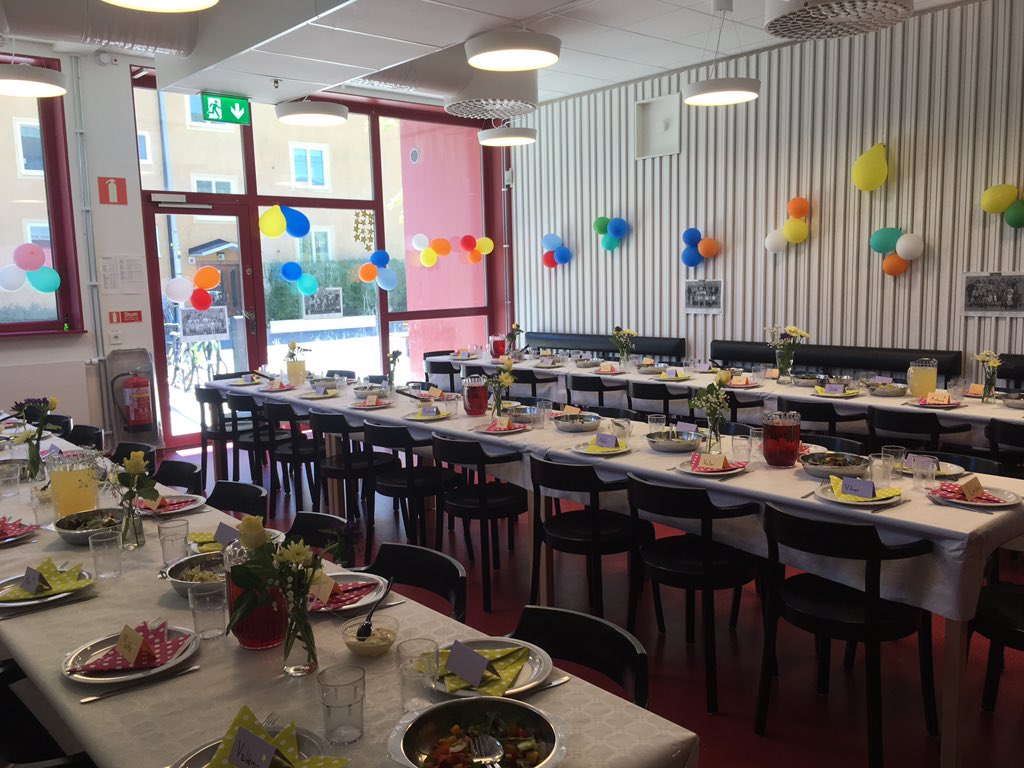 Idag har treorna på #häggvikskälbyskolan ätit sin traditionsenliga avslutningslunch. Så högtidligt, så uppskattat och så oerhört trevligt! 🌸 Ååå vad vi kommer sakna er!! 💕