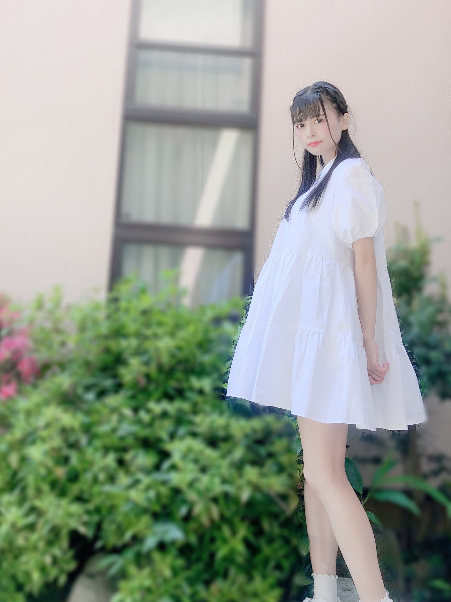 富沢恵莉 じゃじゃんっ 今 お気に入りの白ワンピースです ふわっと広がるスカートが可愛いの みんなに見せたくてお庭で全身撮影したよ どうかなどうかな モデルさんみたいな自然体なポージングを意識したら マヌケな足ぴょこんポーズに