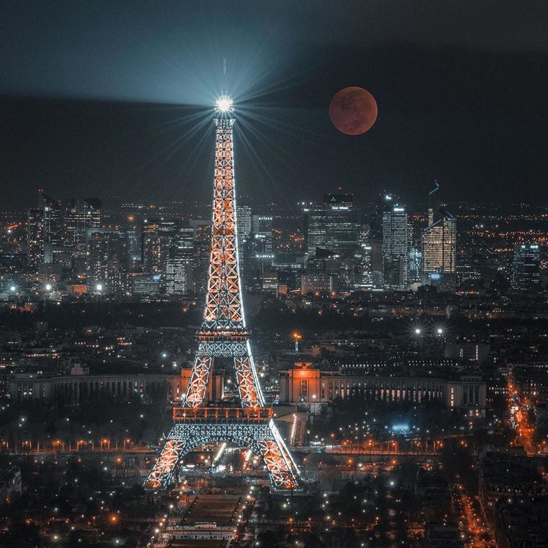 Who else would want to be at the top of the Eiffel Tower right now??? 😍
.
.
Via: @remo_daut.
.
#naturephoto #nature #adventure #beachs #vacation #skysthelimit #earth #hawaii #adventures #travel #landscape #ocean #adventureanywhere #tropicalescape #paris #france