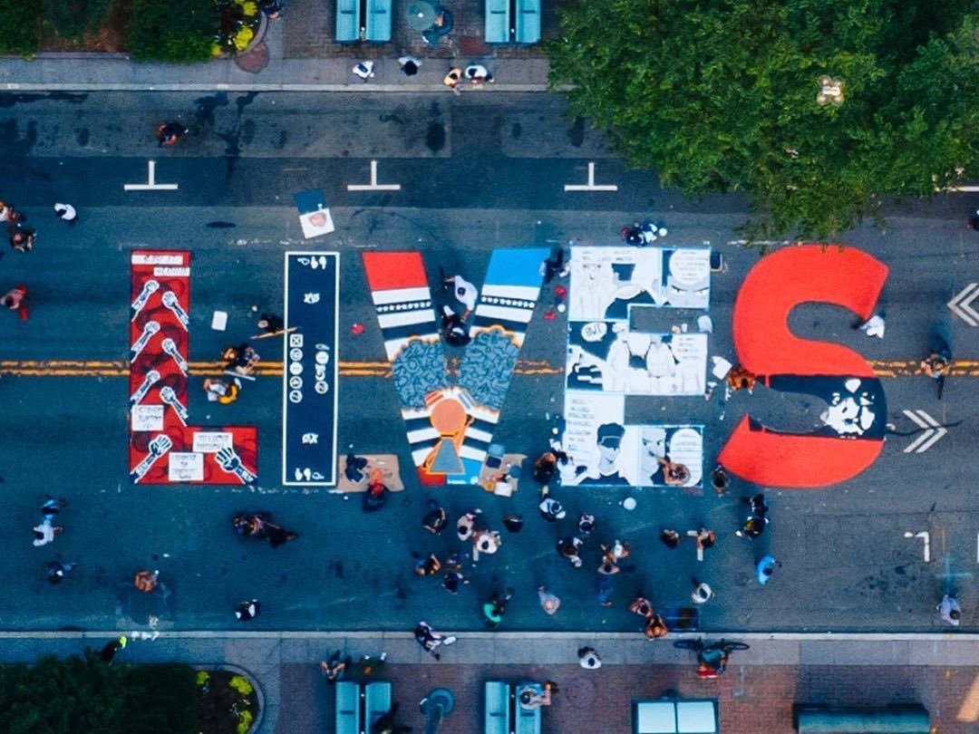 HBGanttCenter's tweet image. We are honored to share this tryon street with such an amazing mural 
 | Black Lives Matter Mural captured by @IamDonaldWilson | @MaleekLoyd #CLT #BLM #Mural #Uptown #BlackLivesMatter #ArtActivation