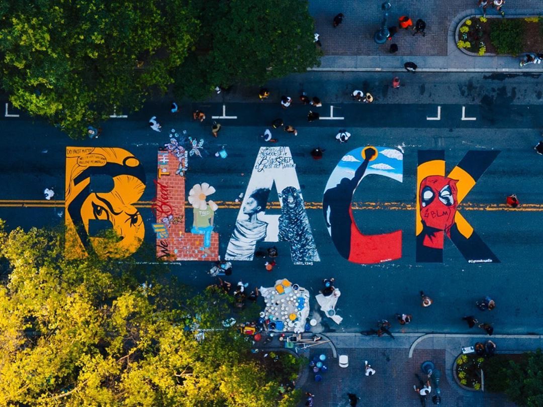 HBGanttCenter's tweet image. We are honored to share this tryon street with such an amazing mural 
 | Black Lives Matter Mural captured by @IamDonaldWilson | @MaleekLoyd #CLT #BLM #Mural #Uptown #BlackLivesMatter #ArtActivation