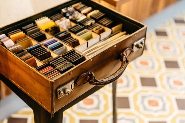 Find your glasses never quite fit right? If it's a problem for you @CubittsKX are launching an app where customers scan their head, choose from a library of frames, customise them, input their prescription &amp; the glasses are 3D printed! Read more in <a href="/htsi/">HTSI</a> buff.ly/2MCTxtL