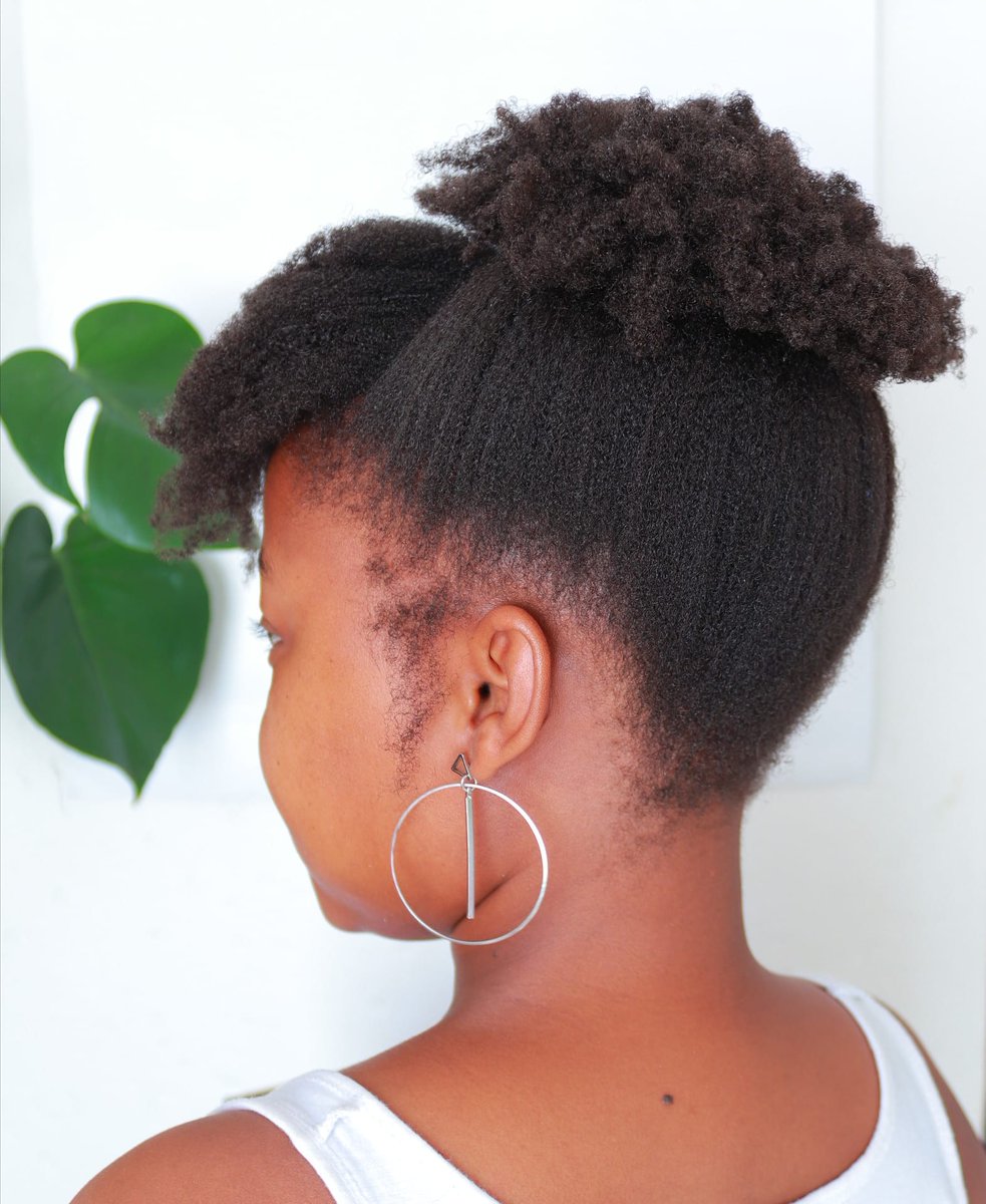 🙈
Shrinkage meets half stretched meets dirty hair.

I'm just going to leave it at that. I had one thing in mind. But clearly my hair was not on board so.... We move 🙆‍♀️

#4chaircare #southafricannaturals #naturalhairbeauty