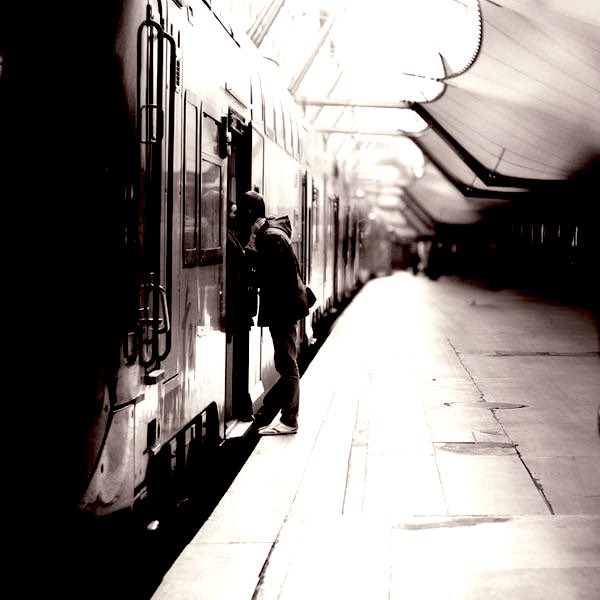 Lalterego_21's tweet photo. "Ah felicità
su quale treno della notte viaggerai
lo so…
che passerai…
ma come sempre in fretta
non ti fermi mai."
(Lucio Dalla)
#NoteInVersi
#FrasieColori https://t.co/uYDRktKhPQ