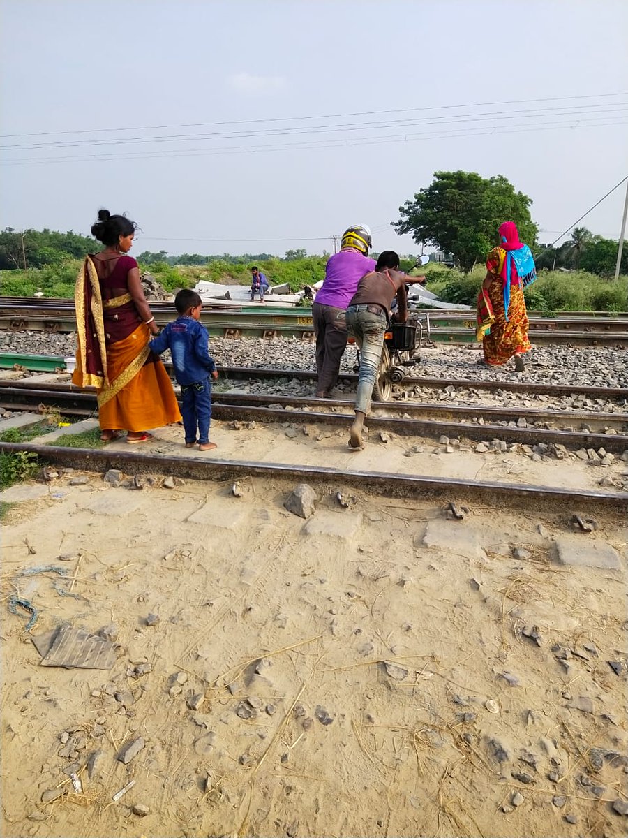 InquilabMedia's tweet photo. *और कितनी जाने लेगी सपनों की रेल गेट*!!
https://t.co/eAYqstR3OR
#nitishkumar #VinayDubeyMumbai 
#katihar #Kadwa #BiharNews https://t.co/QR1rFIjE7l
