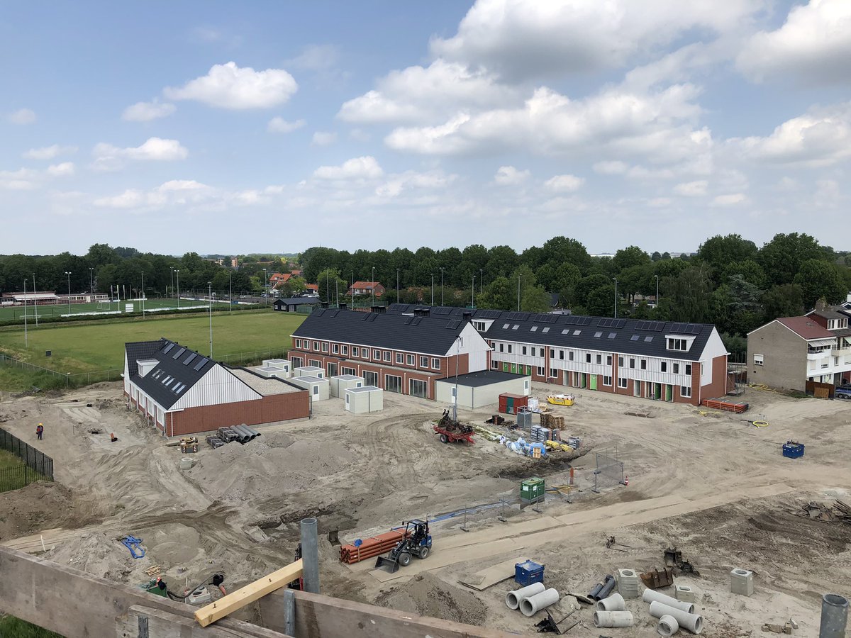 In ‘s-gravendeel staan de 34 woningen er mooi bij. Hoofdriool wordt aangebracht en volgende week zijn de nuts-partijen aan de beurt. <a href="/Weboma/">Weboma</a>