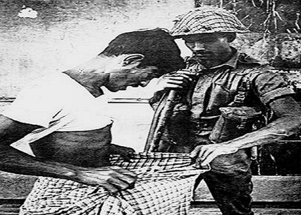  #PakistanAgainstMinorities 1971- Pakistani Soldier inspecting an East Pakistan Citizen to Identify His Religion, by seeing whether or not he is circumcised. Hindus were summarily executed by the genocidal Pakistan Army as part of Operation Searchlight