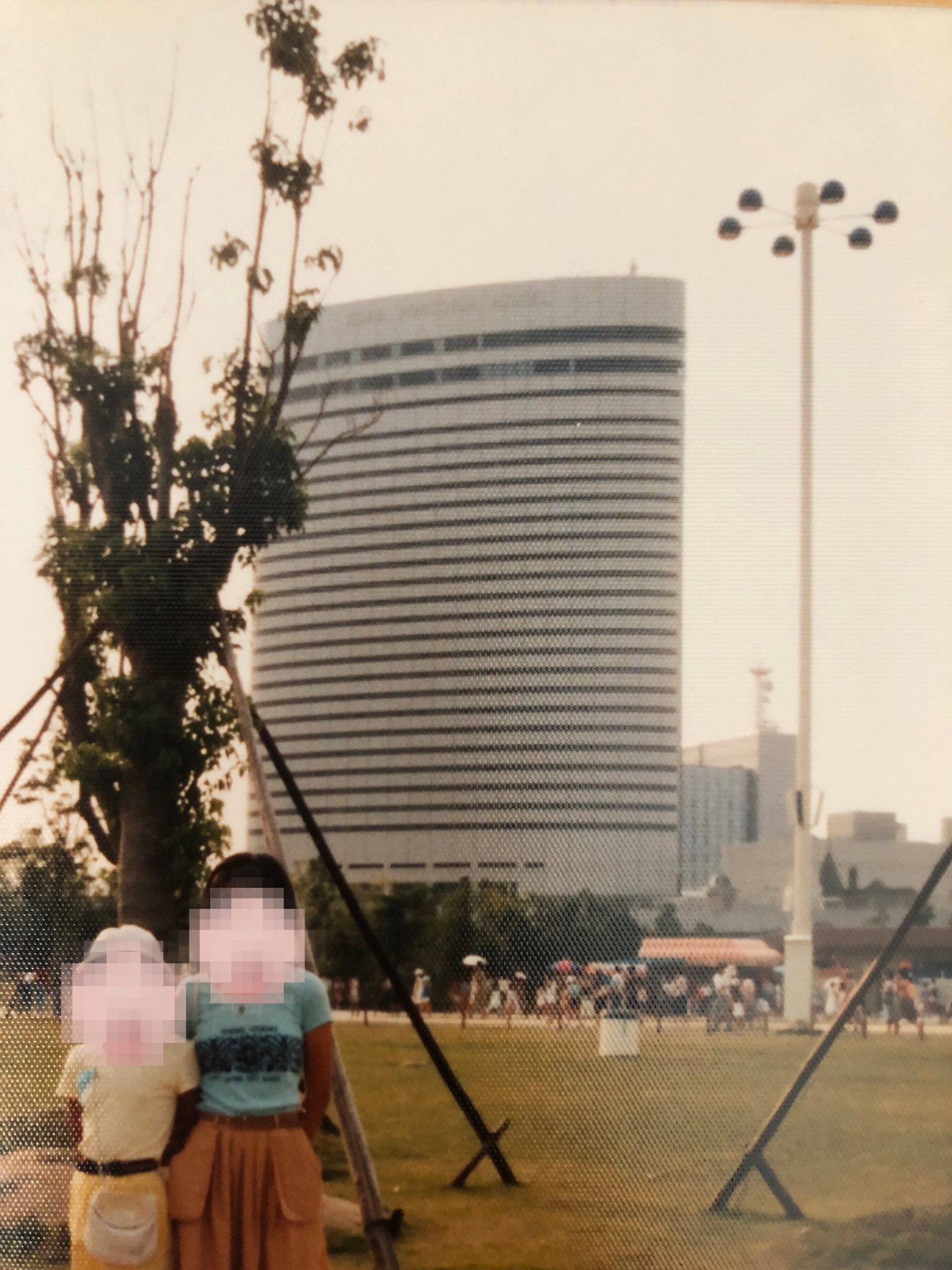 Roko 古き良き懐かしき巡礼 前ツイートでポートアイランドが出たので次はポートピア 81の写真を 当時のゲートと現在の同じ場所 殆ど変わってないのが嬉しいですね 当時としては斬新なデザインだったポートピアホテルを背景に 人気no 1だった
