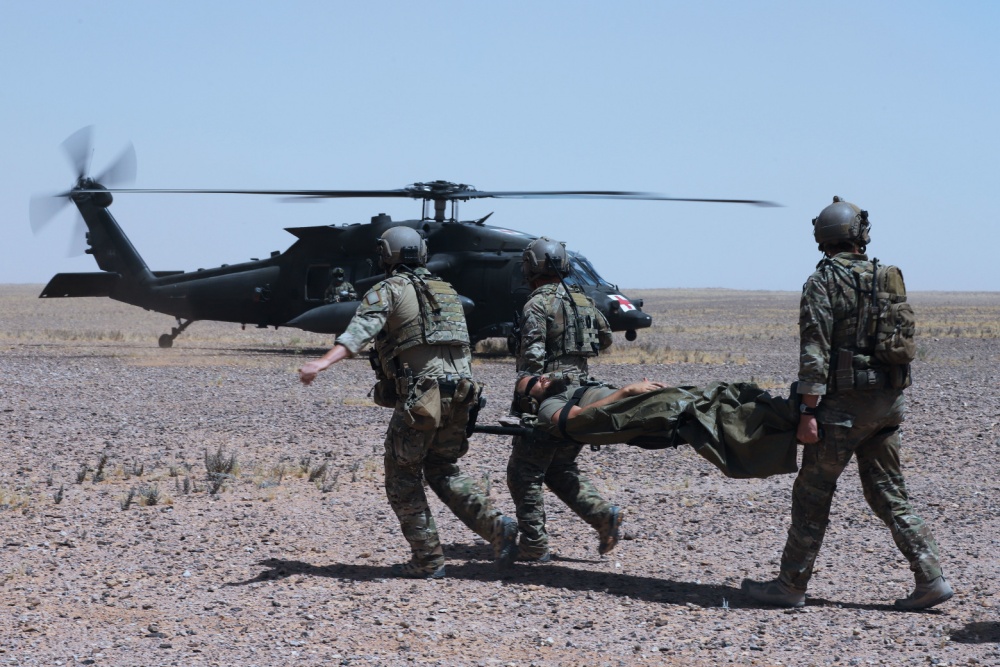 CSOJTF_Central's tweet photo. U.S. Army Special Forces rehearse medical evacuation during a patrol in northeast Syria on May 27. Special Operation Forces in Syria maintain their readiness to support of our Syrian partners’ operations to #DefeatDaesh. https://t.co/2s8dhJfTSp