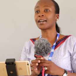 Au #Niger, la journaliste Samira Sabou a été transférée à la prison civile de Niamey ce matin suite à une plainte  pour diffamation du fils du président de la république pour diffamation.
On lui reprocherait un commentaire d’une personne sous une de ses publications.