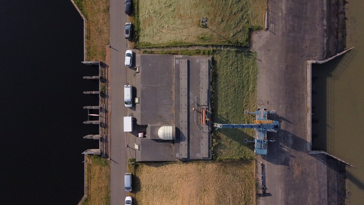 Rijkswaterstaat's tweet photo. Na 30 jaar konden de rioolschuiven van de #BathseSpuisluis wel een onderhoudsbeurt gebruiken. 5 van de 6 schuiven - die de zoute Westerschelde en het zoete Zoommeer van elkaar gescheiden houden - zijn inmiddels opgeknapt! 🙌 #bereikbaarzeeland 👉 https://t.co/DGrSWd8NbC https://t.co/dwr5zBdqQH