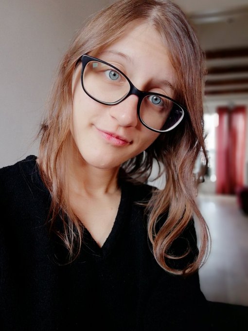 My hair is outta control but I still think I'm cute, come to my stream if you agree :3 // https://t.co/nlSxQ18U0E